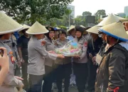 Peringati Hari Tani Nasioal, Polisi dan Petani Potong Tumpeng di DPR