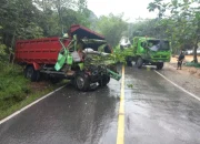 Dump Truk Oleng, Tabrakan di Samboja Barat: Polisi Sigap Tangani Korban dan Amankan TKP