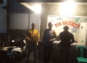 Bhabinkamtibmas Polsek Cisarua Polres Bogor Cek Pos Keamanan Warga, Sampaikan Pesan Kamtibmas